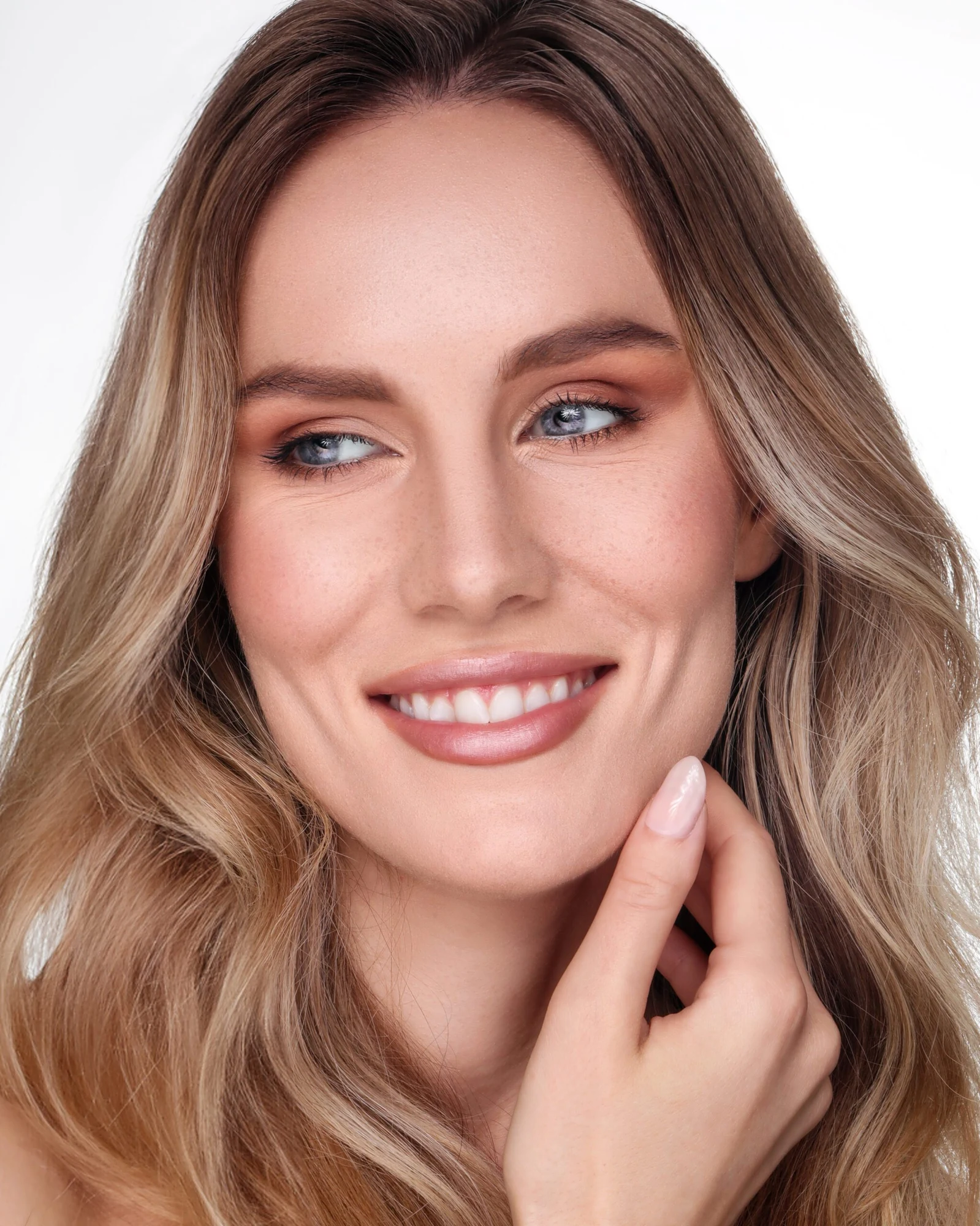 Beauty close-up, natural glam, bright smile