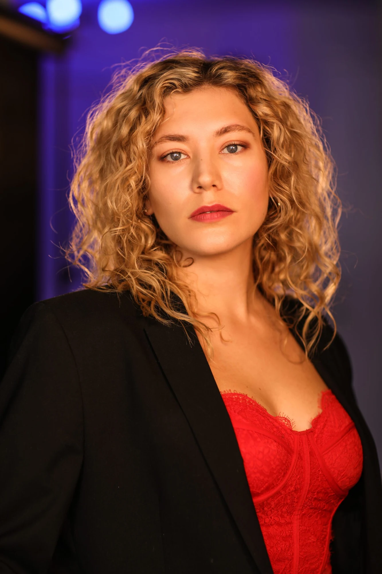 Editorial portrait, outdoor natural light, curls